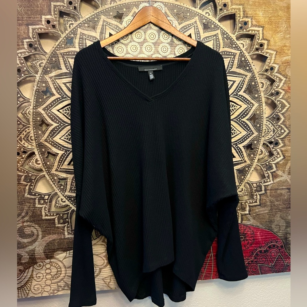 WHITE HOUSE BLACK MARKET V NECK RIBBED KNIT TAPERED SLEEVE FLARED BLACK TOP